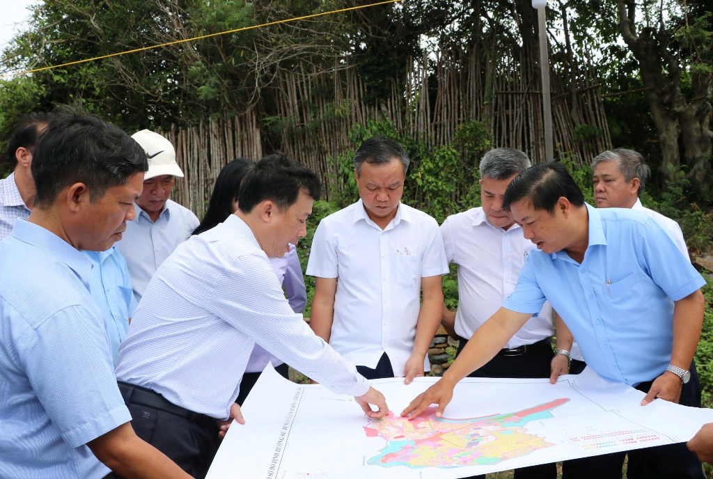 Bí thư Tỉnh ủy Lương Nguyễn Minh Triết khảo sát khu vực Đồi Cổ Thạch tại xã Tuy An Đông.